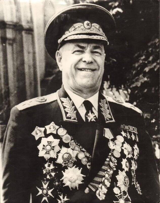 Фотопортрет ч/б маршала Советского Союза Жукова Георгия Константиновича.
