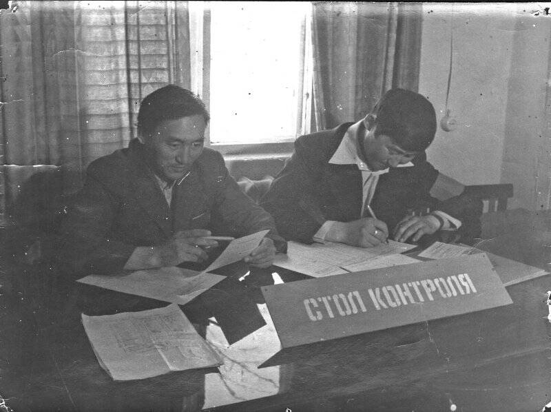 Фотография. Сидят П.Н. Харитонов (Ойуку), С.С. Шишигин. 1979 г.