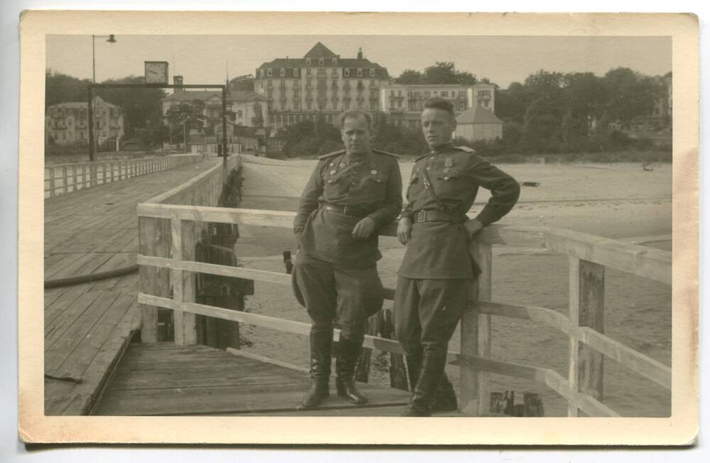 Фотография-открытка. Двое советских военнослужащих на набережной.