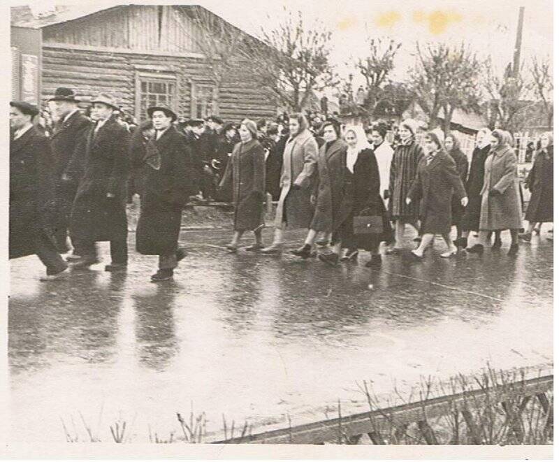 Фотография, учителей на первомайской демонстрации