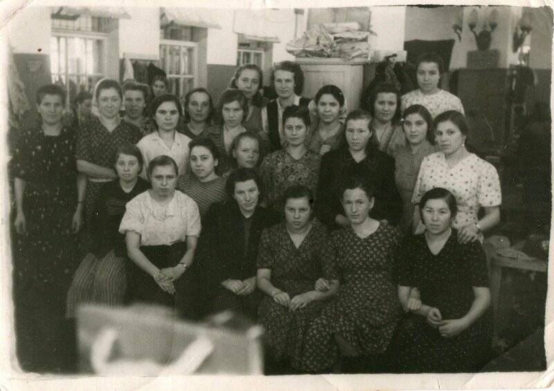Фотография. Работницы Зеленодольской швейной фабрики №2 в здание цеха