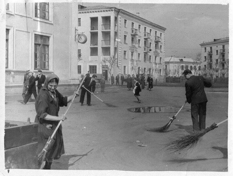 Фотография. Субботник у ДК «Родина»