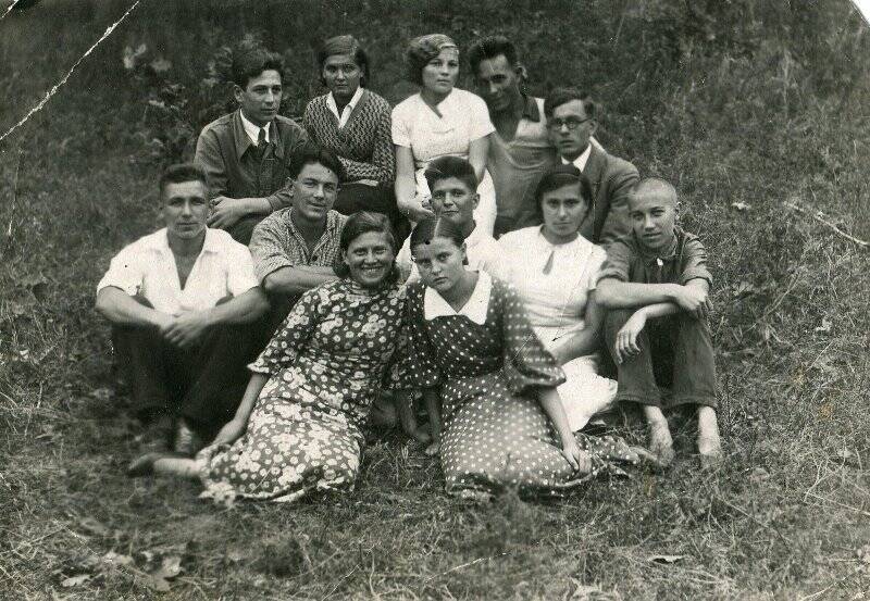 Фотография. Пионер вожатые и сотрудники пионерского лагеря з-да  им. Горького