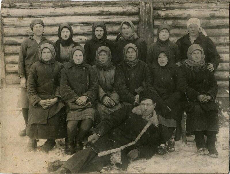 Фотография. Рабочих Васильевского лесокомбината (среди них Матвеева А.М.)