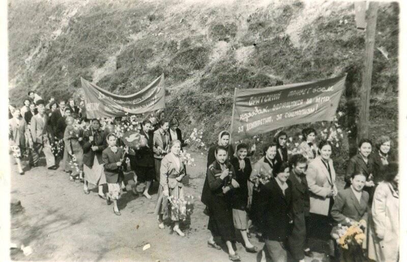 Фотография. Работники Зеленодольской швейной фабрики на демонстрации 1 мая 1954 года