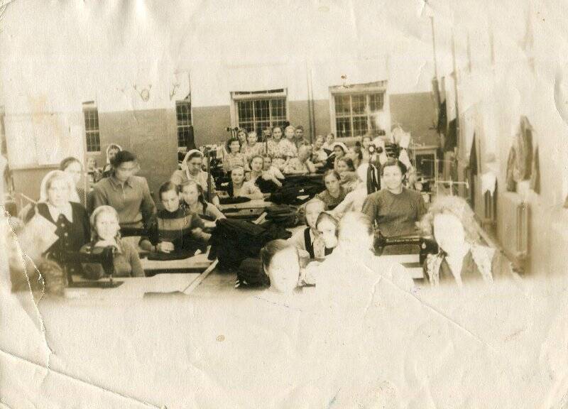 Фотография. Работницы швейной фабрики №2 в пошивочном цеху