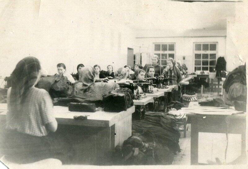 Фотография. Работницы швейной фабрики №2 за работой
