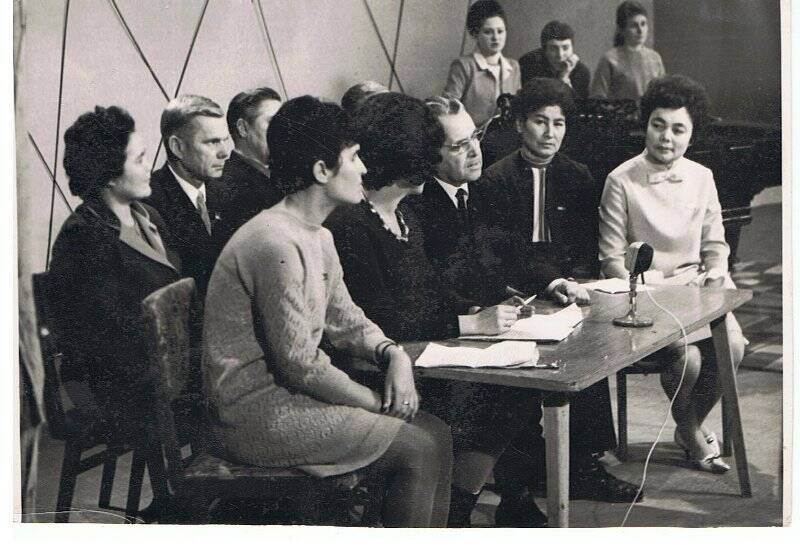 Фотография. Волков В.Г.- директор ДК Родина ведет заседание правления.