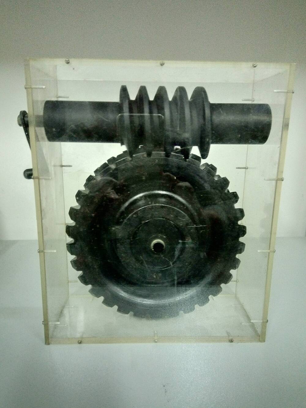 Модель действующая червячной  передачи для кабинетов механики и черчения, изготовленная учащимися Кудиновского машиностроительного техникума, 1983 год.