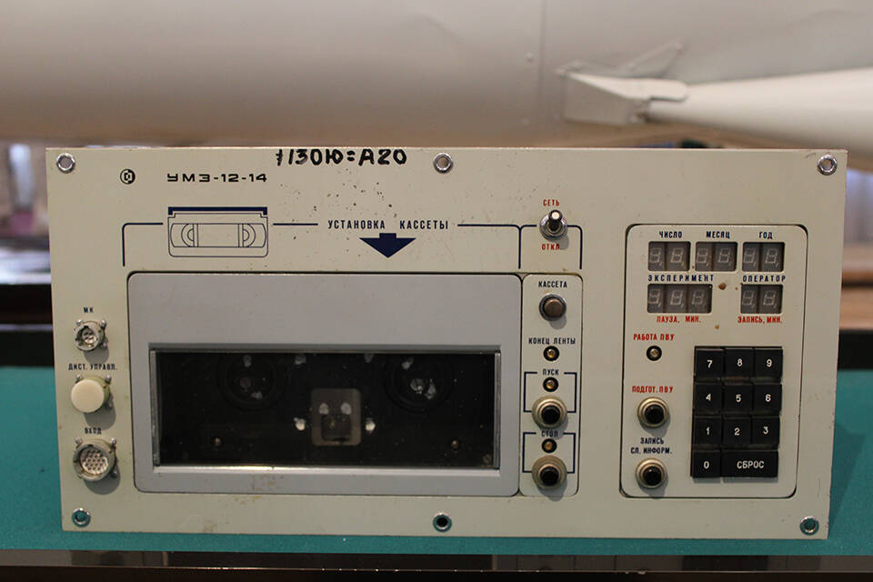 Прибор магнитной записи (УМЗ-12) из состава аппаратуры медицинского наблюдения базового блока (ББ) орбитального комплекса «МИР».