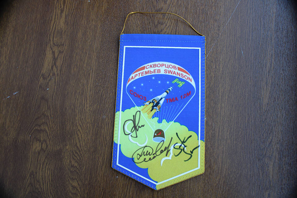 Вымпел экипажа «Союз ТМА-12М» в составе А. Скворцова, С. Суонсона, О. Артемьева с автографами космонавтов.