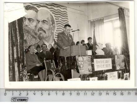 Фото групповое. Участник  Великой Отечественной войны Фаттахов Касим Фаттахович стоит за трибуной.