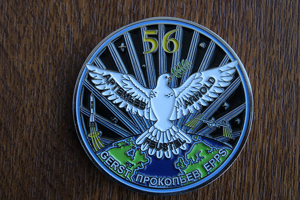 Медаль настольная в честь экспедиции Союза МС-08, МКС-55/56 с гравировкой в виде автографов экипажа Союза МС-08 в составе космонавта-испытателя О. Артемьева, астронавтов Э. Фойстела и Р. Арнольда (НАСА).