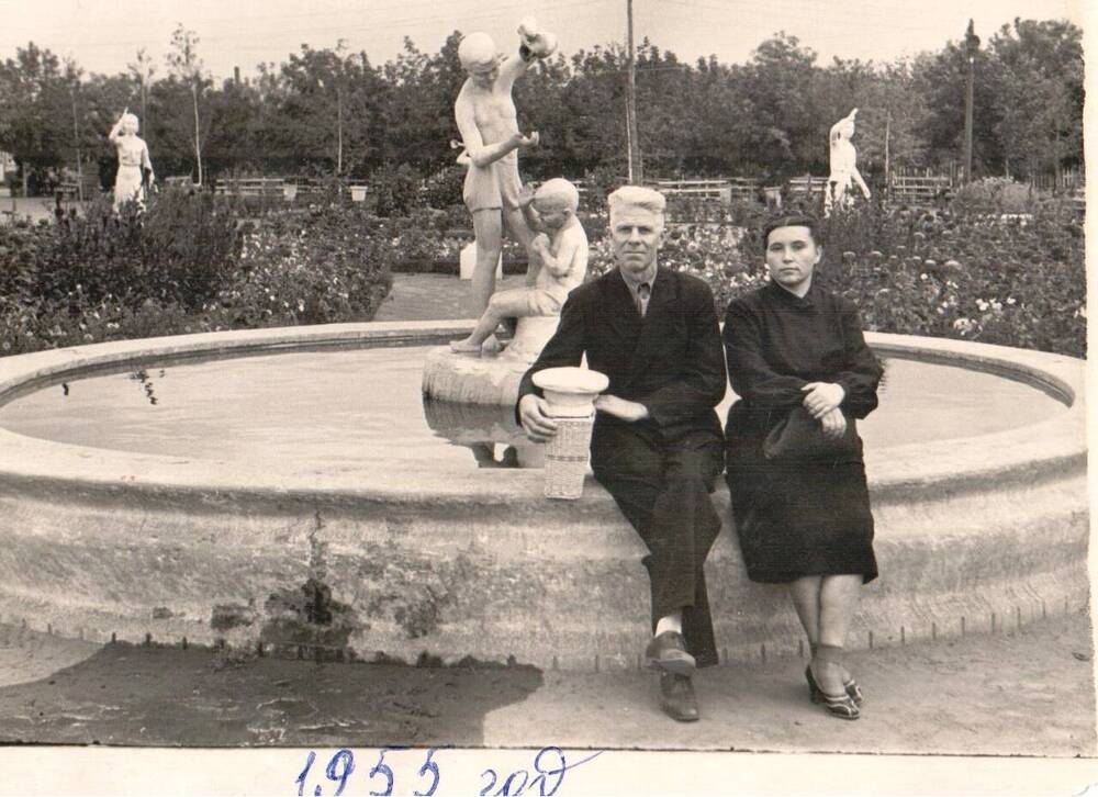 Фото Протопопова П.Г. с женой В.П. в сквере им. И.В. Сталина, 1955 г.