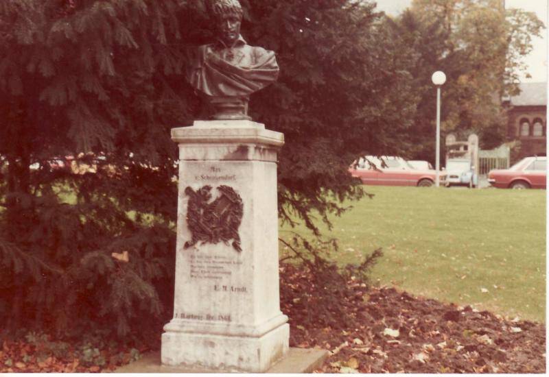 Фото цветное. Памятник Максу фон Шенкендорфу на могиле в г. Кобленце. На обороте надпись на немецком и русском языке - 27.10.91. Фото: Ingolf Köller
