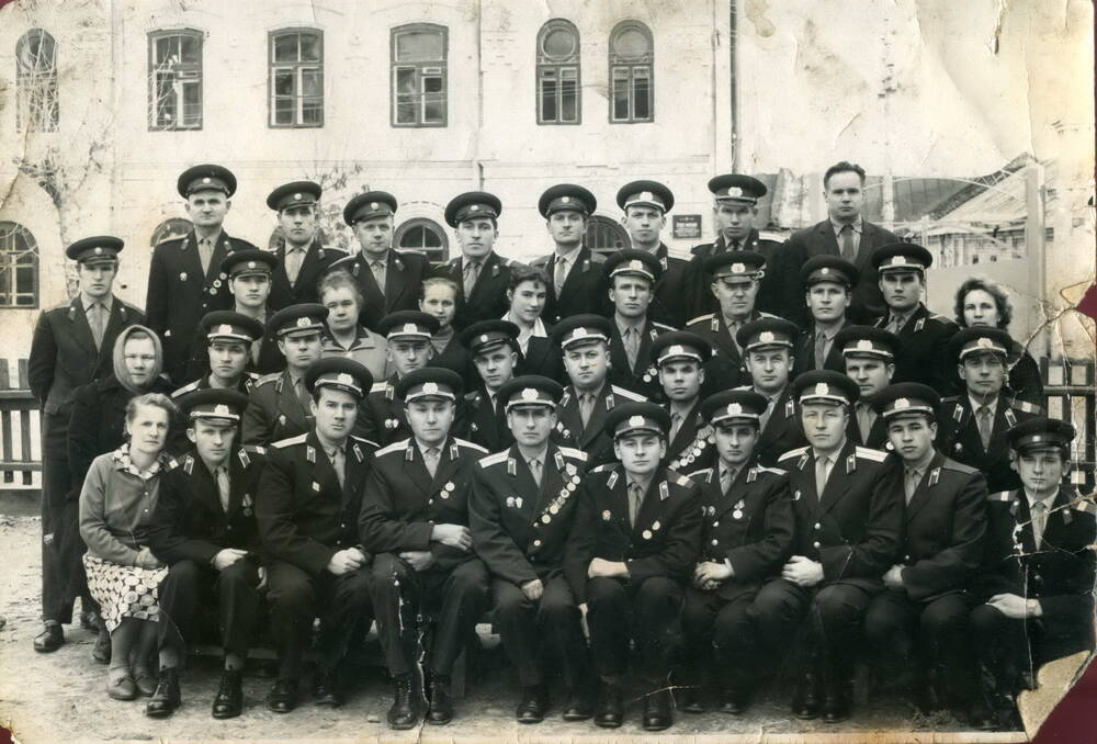 Фото.Группа работников милиции у здания РОВД.
