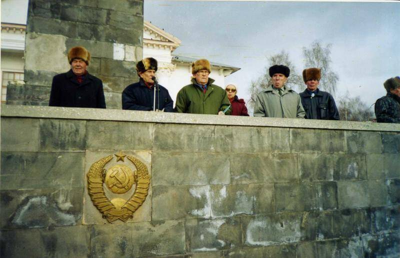 Фотография. Выступление представителей Похвистневской городской парторганизации КПРФ на митинге в честь 85-ой годовщины Октябрьской революции на городской площади