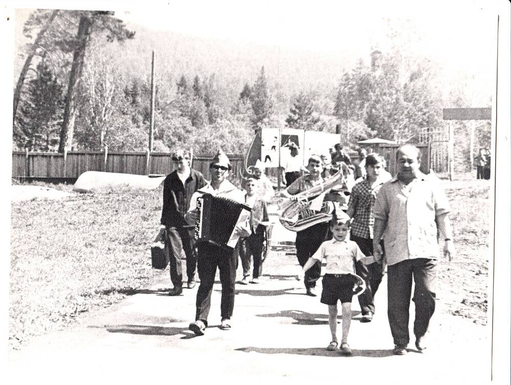 Фото черно-белое групповое:
п/л «Спутник» 1968 г. Юные
музыканты со своим 
руководителем Науменко В.П.