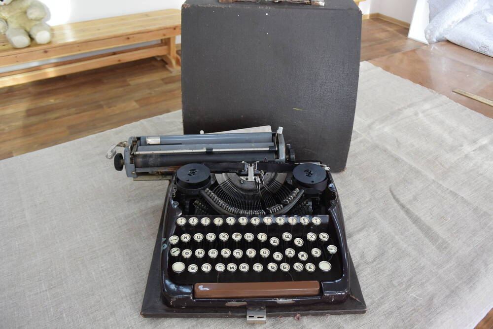 Портативная пишущая  машинка