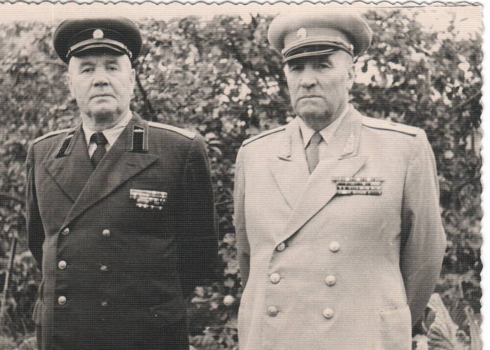 Фото групповое. Слышкин А.Н. с боевым товарищем, г. Торжок, 1958г.