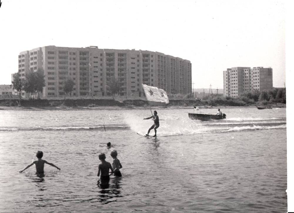 Фото: Военно-морского флота 1982 г., празднование в городе (фото черно-белое)