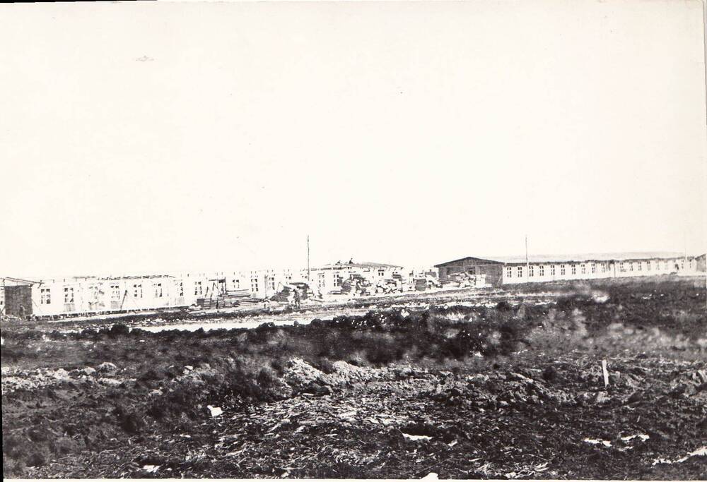 Фотография панорамная строительства бараков в п. Октябрьском, 1956 г. (черно-белый отпечаток на фотобумаги)