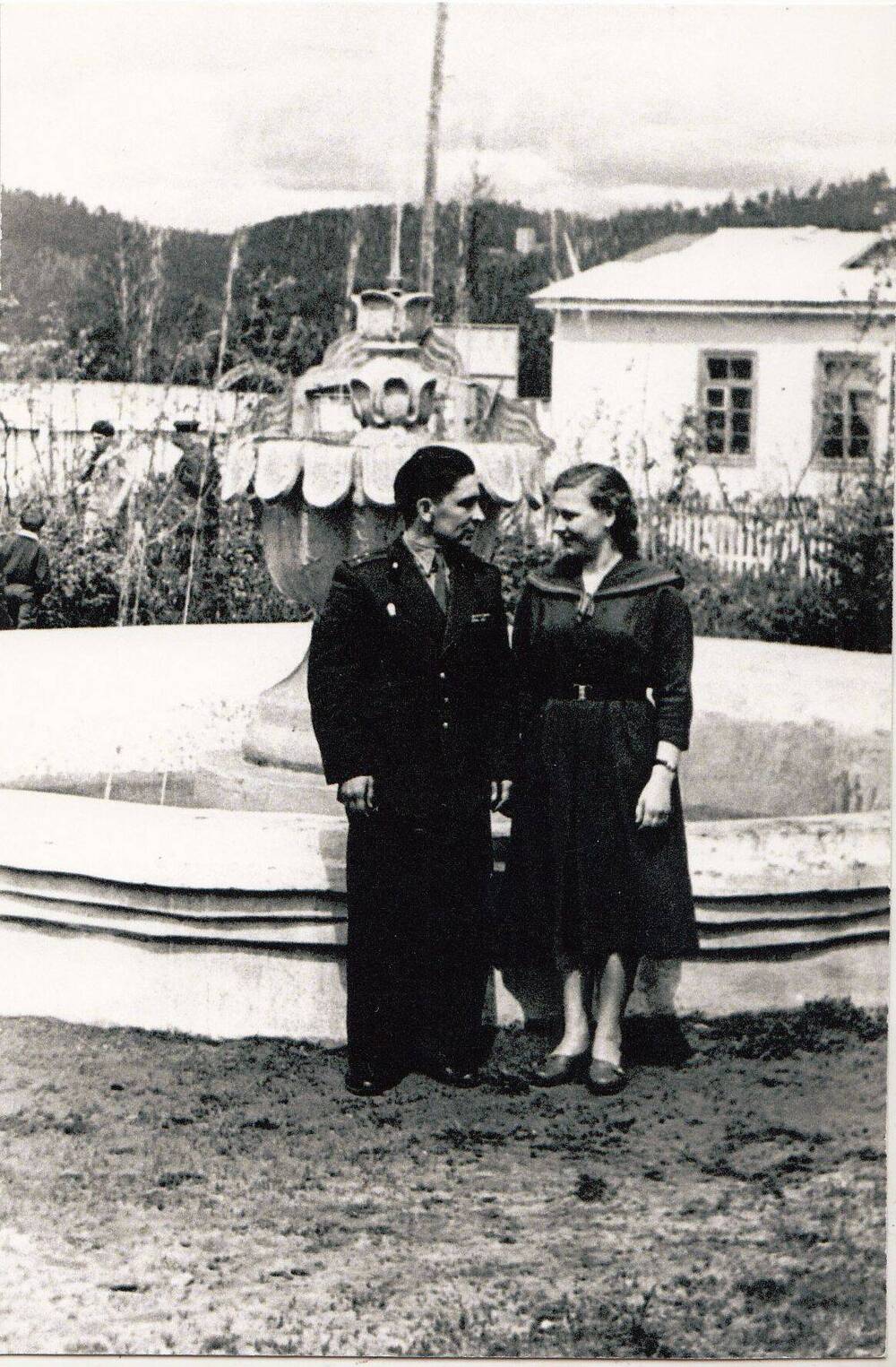 Семья Трушиных (Михаил Иванович и Галина Александровна) у фонтана перед штабом полка. 1961 г.