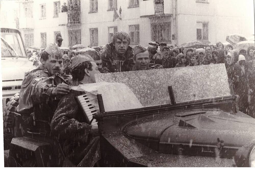 Фотографии ко дню Победы 9 мая 1995 года, главная площадь города, трибуна ветеранов ВОВ. Парад военной технике.