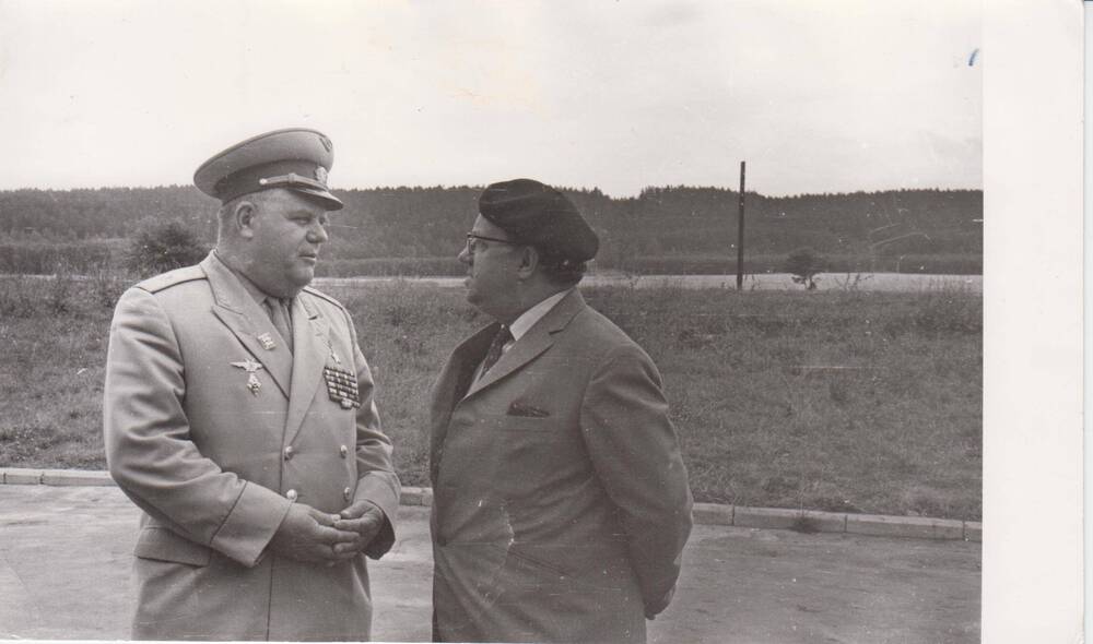 Фото Жукова Н.Н. Н.Жуков и Герой Советского Союза Захаров в Казани 1969 г.