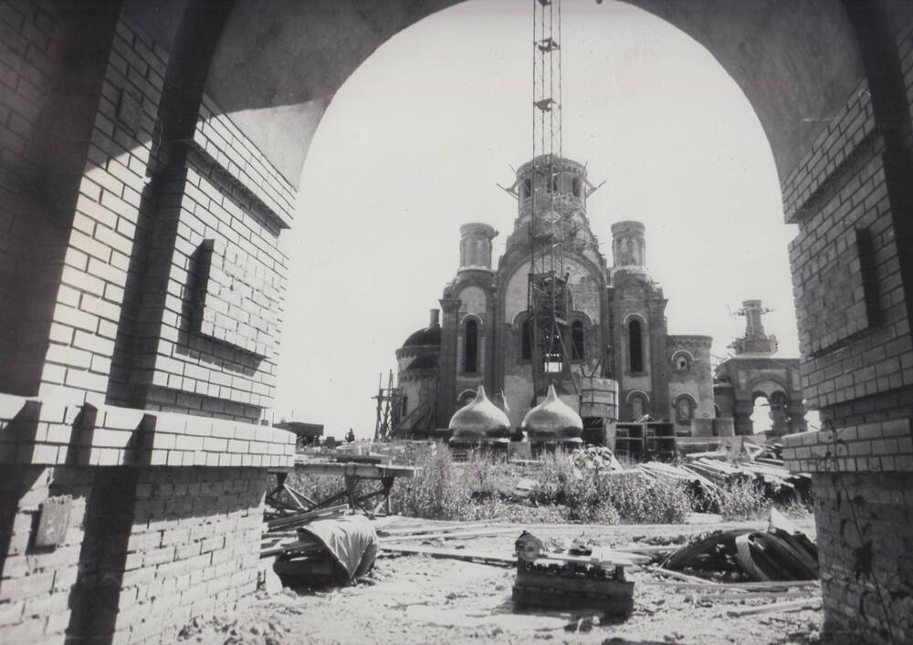 Строительство Храма в городе, фотограф В. Хвостов (фото черно-белое).