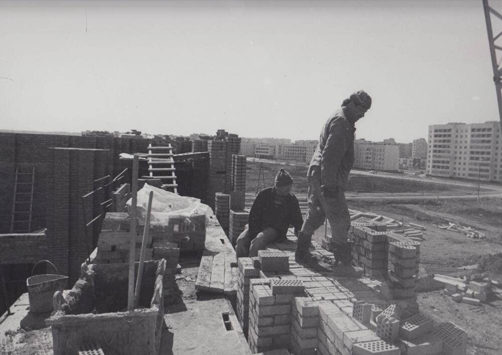 Строительство Храма в городе, фотограф В. Хвостов (фото черно-белое).