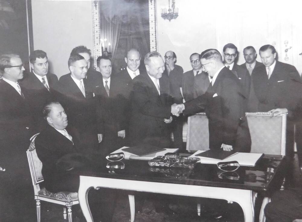 Фотография. Жаворонков С.Ф. и другие после подписания договора о воздушном сообщении между СССР и Австрией.