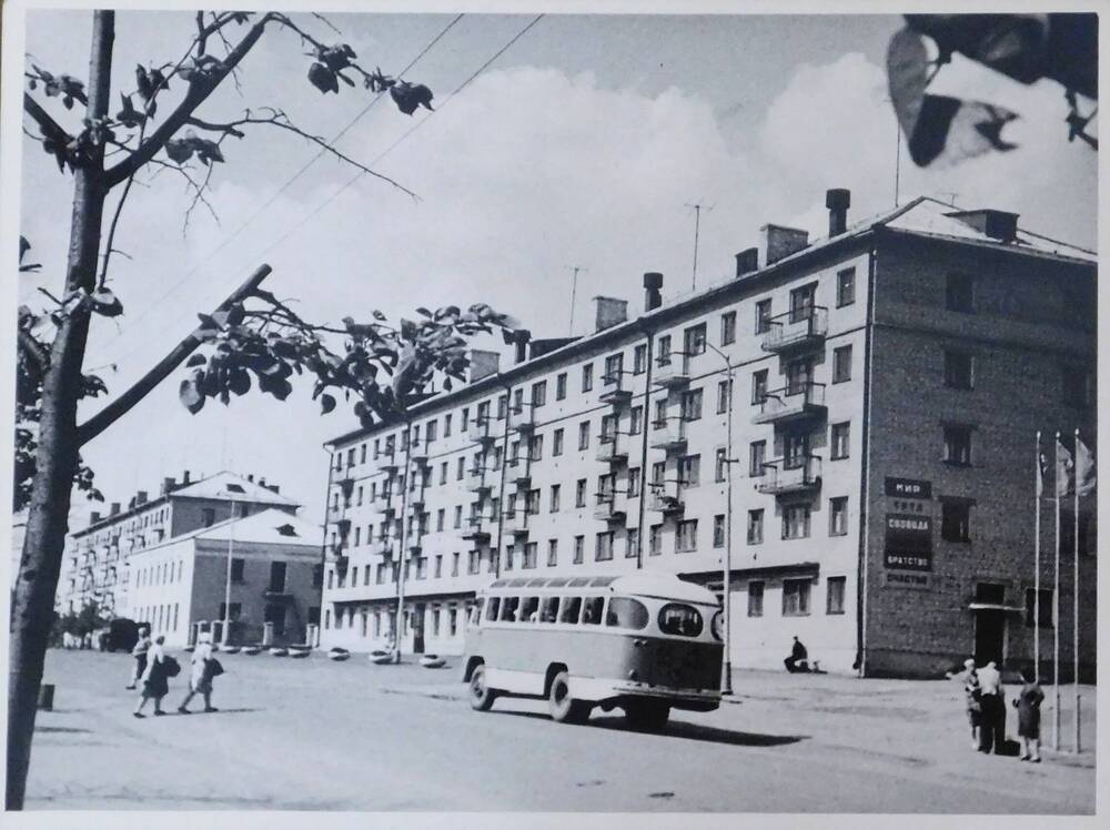 Фотография. Одна из центральных улиц Вичуги Кооперативная в 1967г. получила  новое название 50 лет Октября.