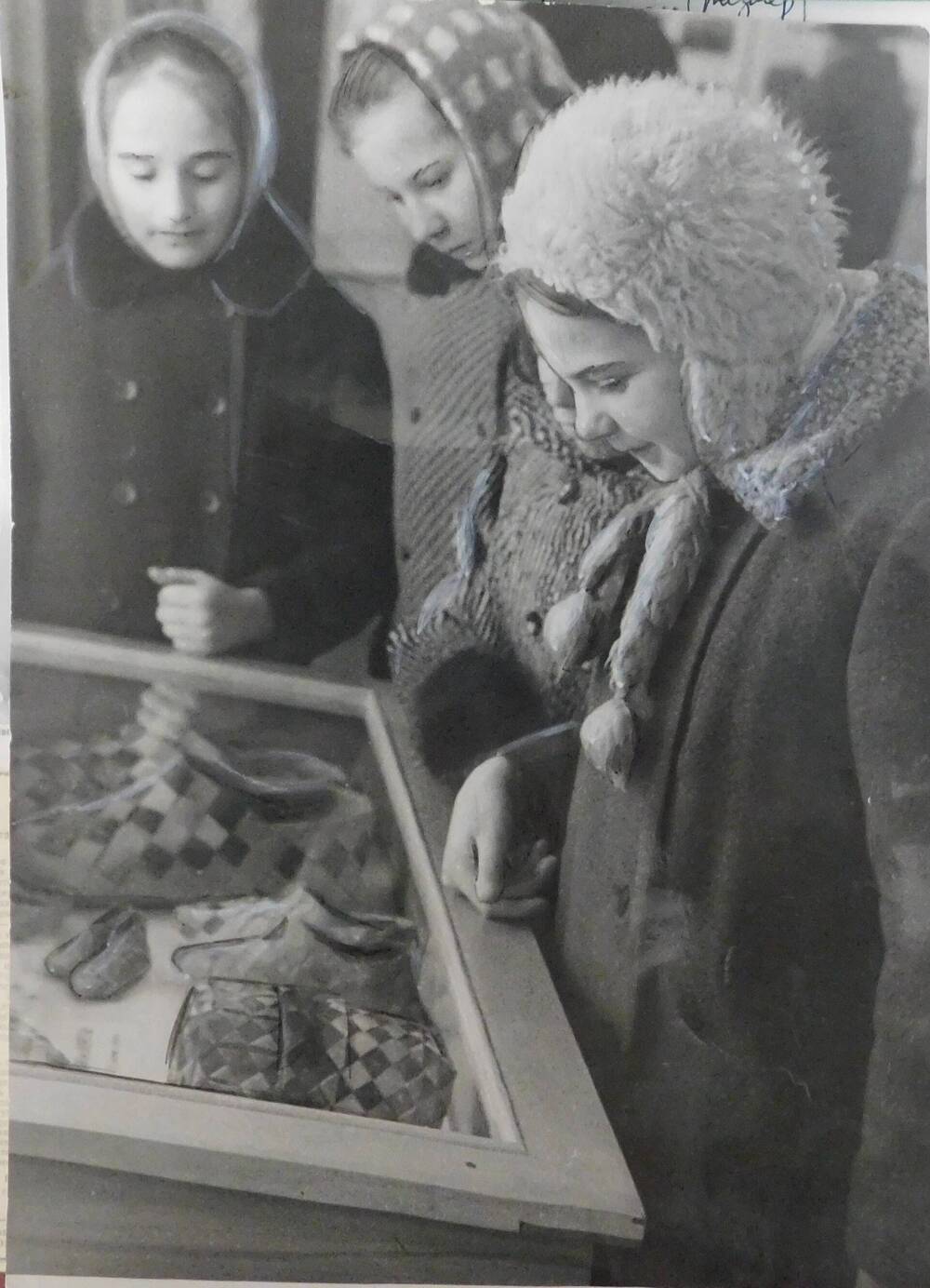 Фотография. Первый день работы народного музея. Группа школьников у витрины с изделиями из бересты. 30 декабря 1970 г.
