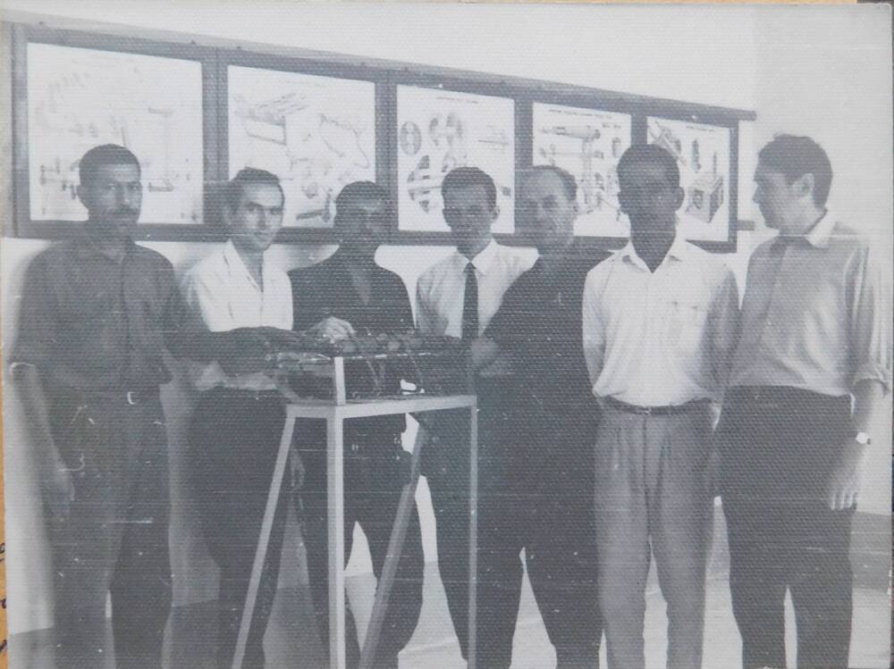 Фотография. Советские специалисты и иракские рабочие. В.И. Шушунин крайний справа г. Кут, Ирак.