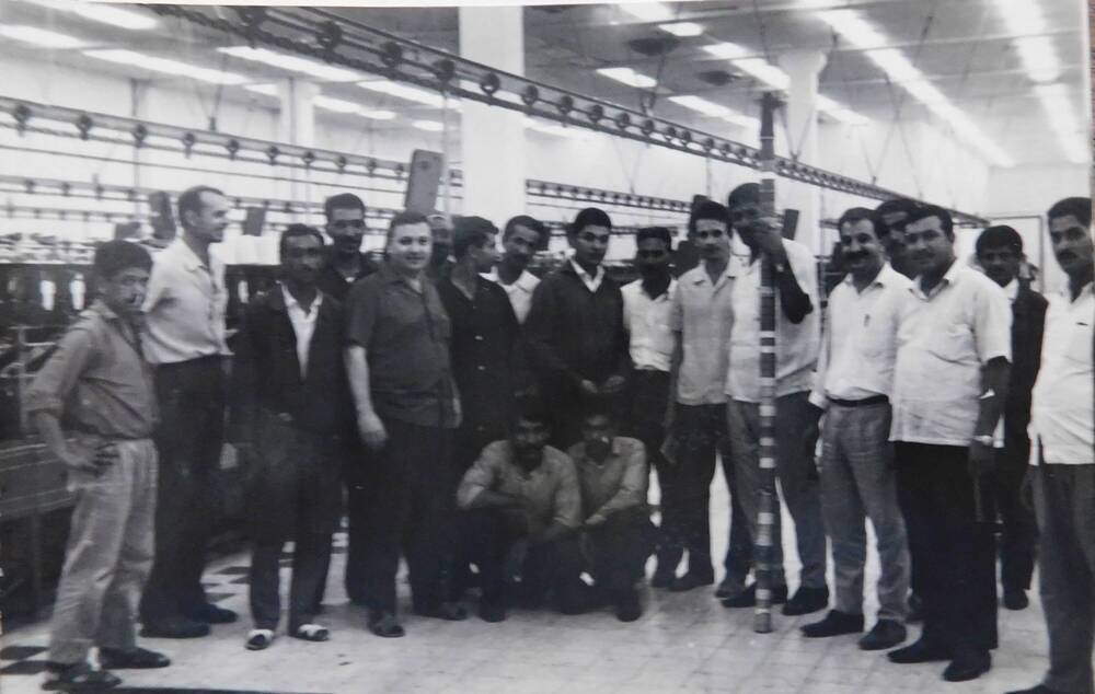Фотография. Советские специалисты с арабскими рабочими на заводе в Ираке. В.И. Шушунин сидит справа.