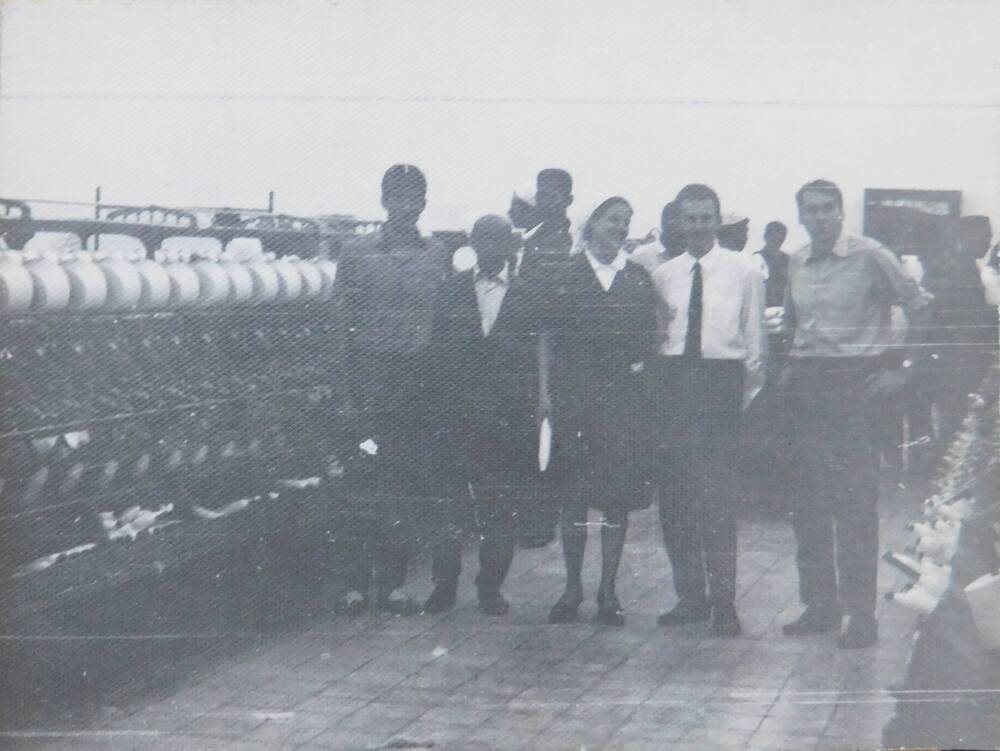 Фотография. Советские специалисты с арабскими рабочими у мотальных машин М - 150 - 1. Справа В.И. Шушунин.