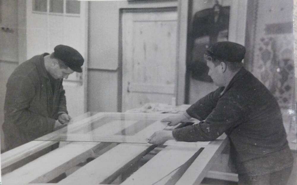 Фотография. Строители ремстройуправления готовят помещение народного музея к открытию. 8 октября 1970г.