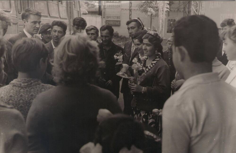 Фотография. Встеча в г. Вичуге комсомольско-молодежной делегации из Таджикистана. Июнь 1968г.