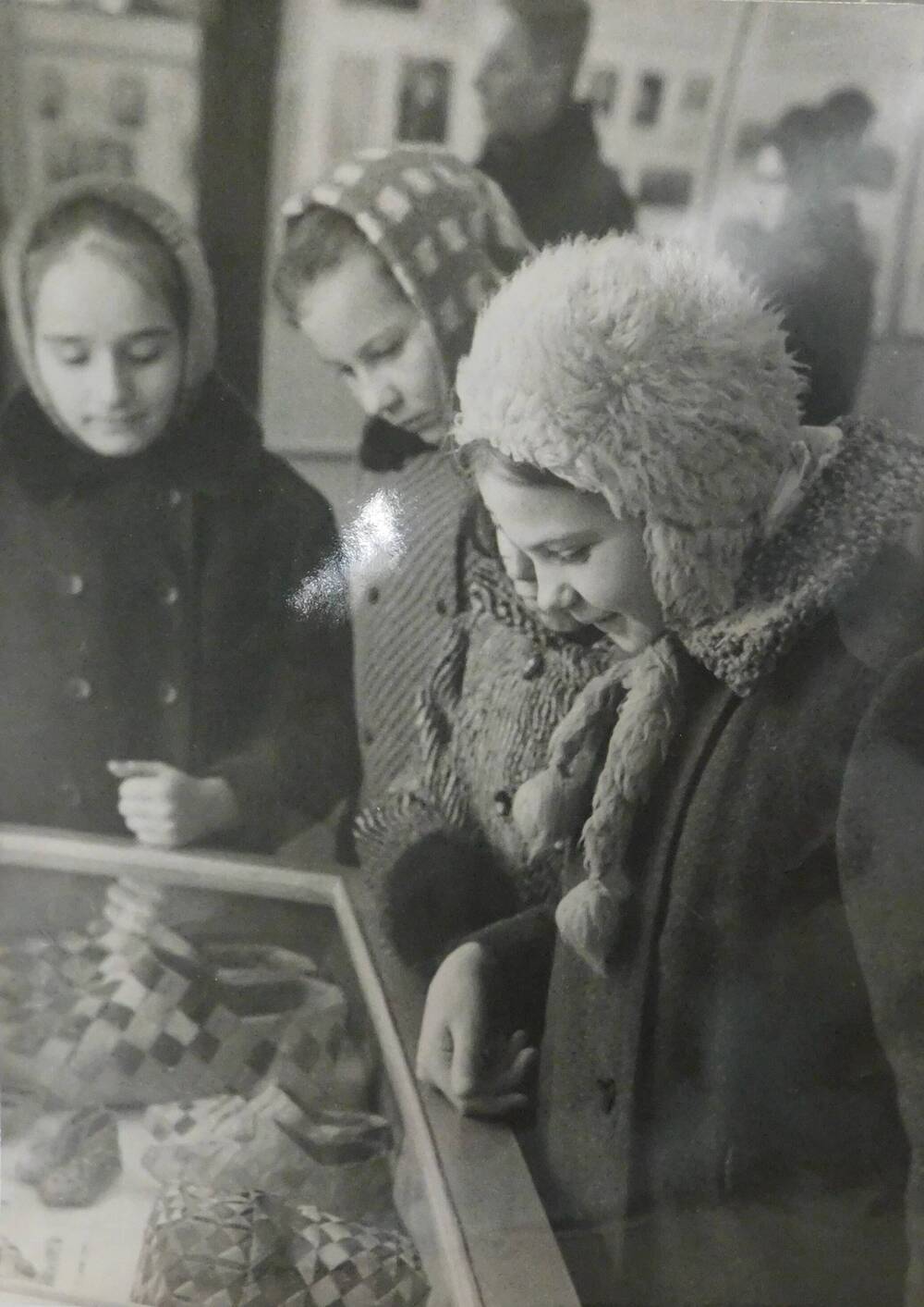 Фотография. Первый день работы народного музея. Группа школьников у витрины с изделиями из бересты. 30 декабря 1970 г.