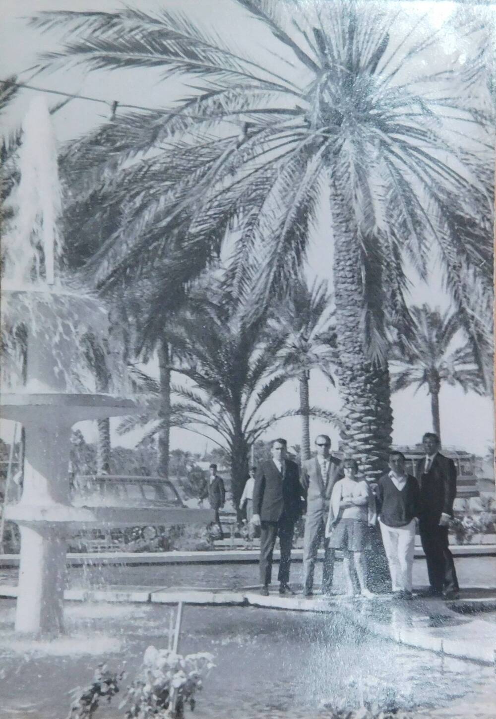 Фотография. Советские специалисты на экскурсии в г. Бахра. Слева В.И. Шушунин.