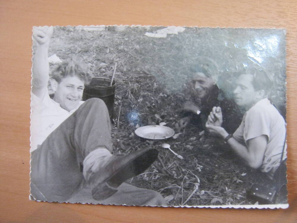 Фото. Котылев Юрий Алексеевич (слева) и Филиппов Александр Алексеевич во время проведения игры Зарница 1962 год.