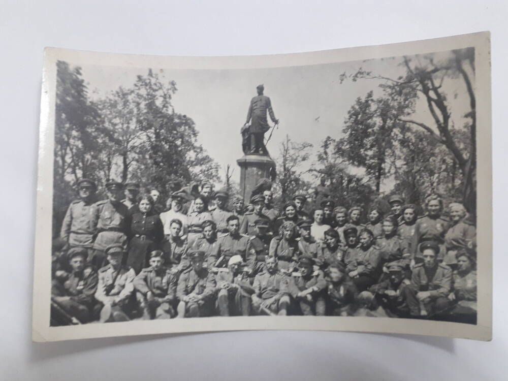 Фото. Браславская С.А., военные годы. Памятник Вильгельму.