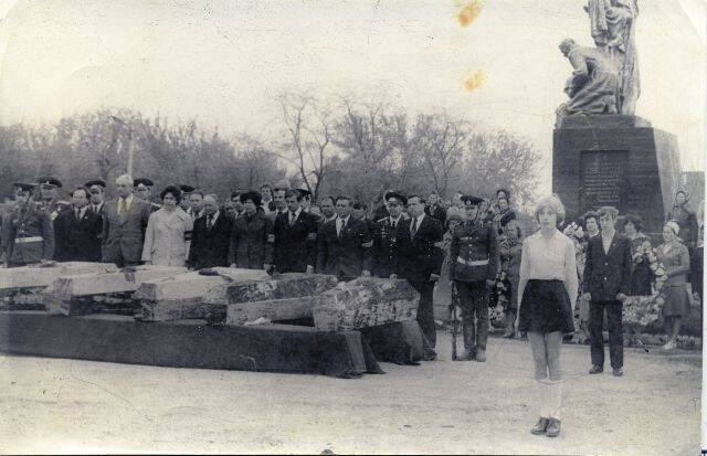 Фотография. Перезахоронение останков воинов, погибших при освобождении п. Красногвардейское.