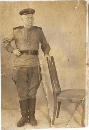 Фотопортрет в фас, в рост Траманцов Александр Ефимович, во время службы в армии, г. Будапешт, 9 мая 1946г. Снимок желто-белый, наклеен на бумагу