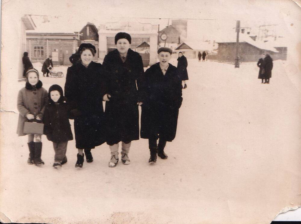 Фотография групповая. Семья Лапшиных. г. Камешково. 1950 г.