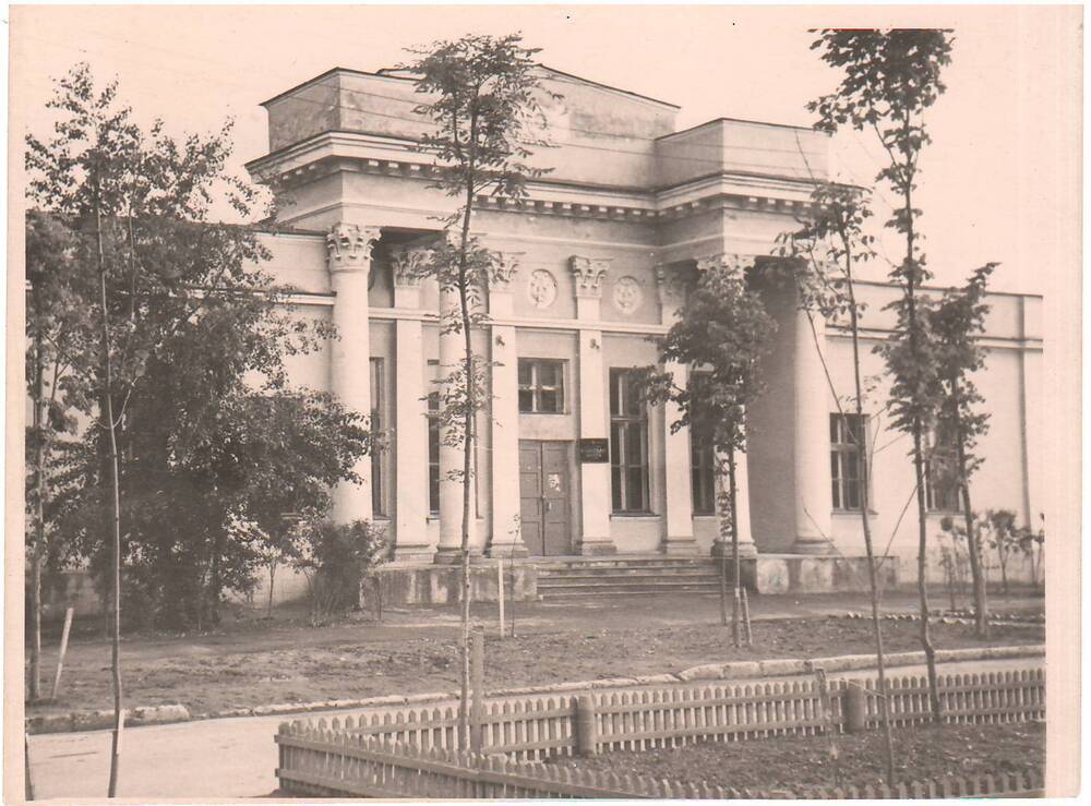 Черно-белая фотография здания музыкальной школы города Сафоново.1962год.