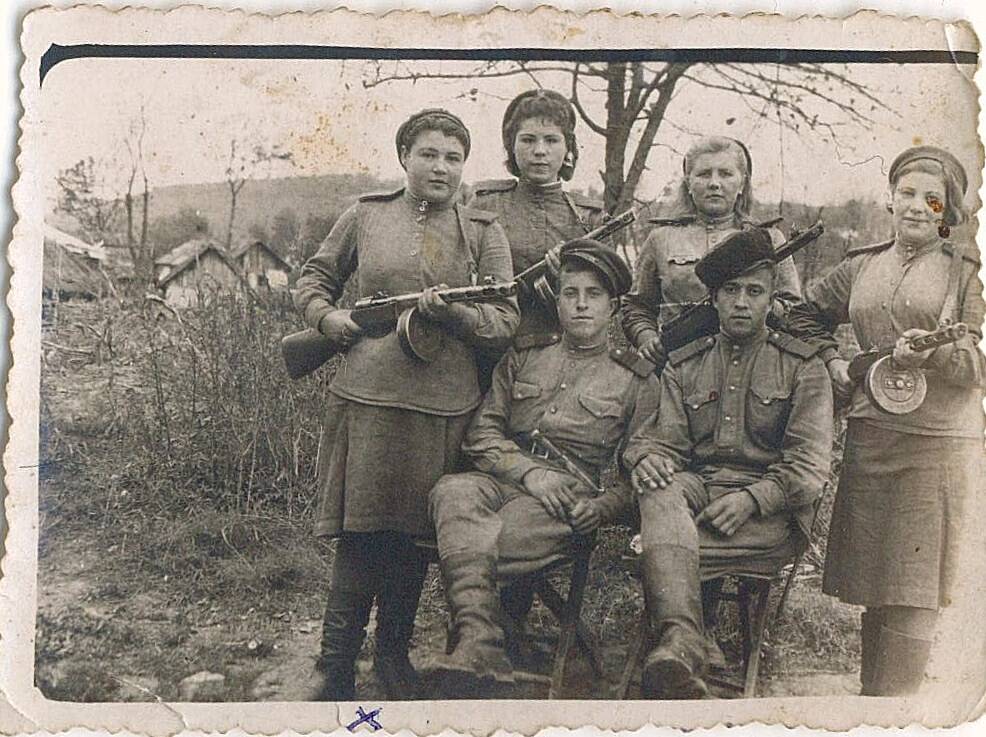 Фотография. Байкова Мария Петровна с боевыми товарищами.