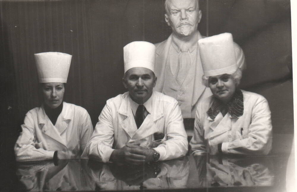 Фото групповое. Михайлев В.А. на совещении работников глазного отделения ЦРБ., 1980гг.