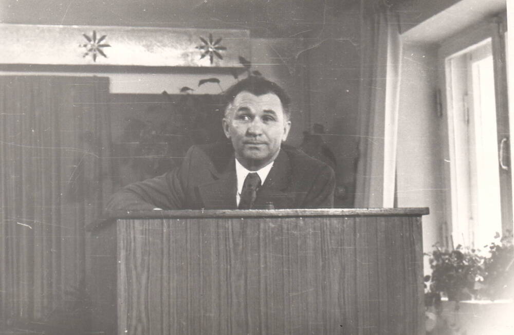 Фото групповое. Михайлев В.А. с докладом на областной конференции офтальмологов, Михайловка, 1980гг.